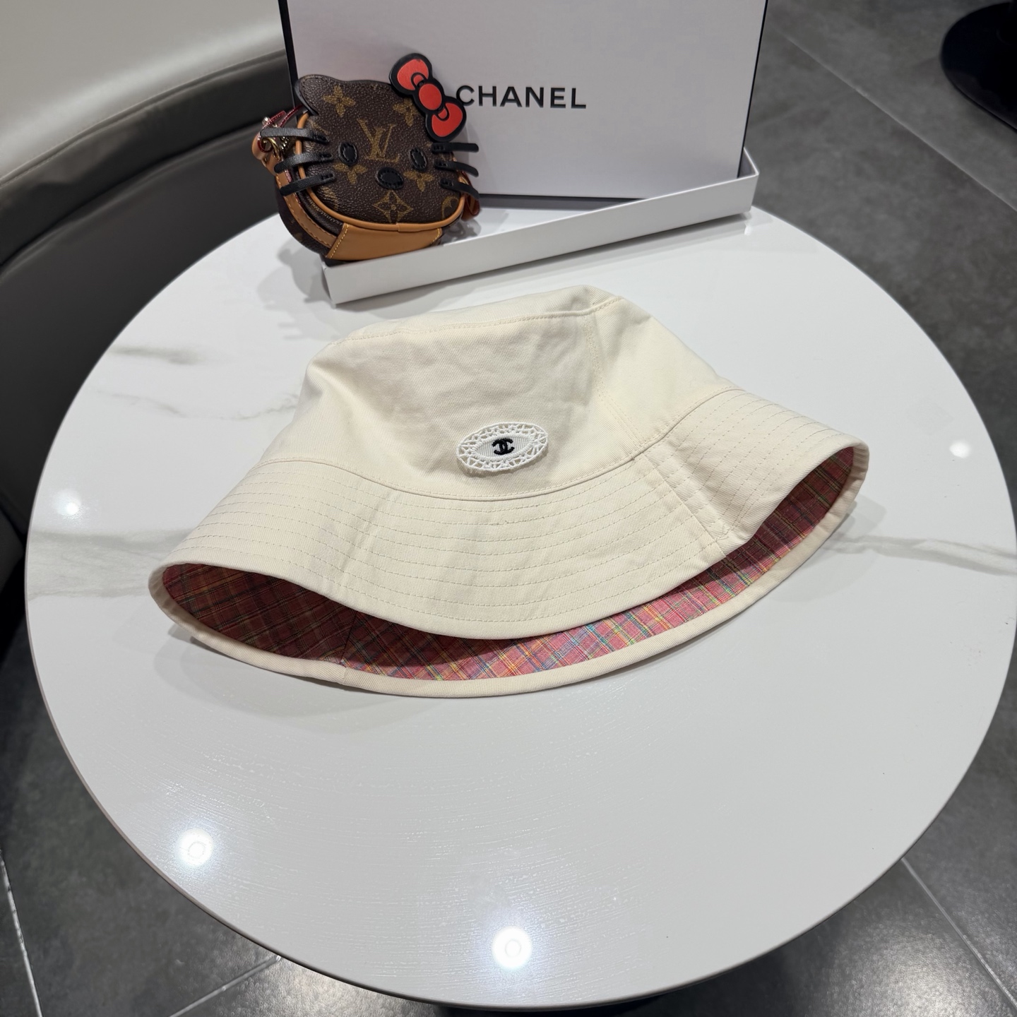 Chanel两面戴时尚格纹渔夫帽女26新款春夏素颜百搭盆帽显白色休闲遮脸帽