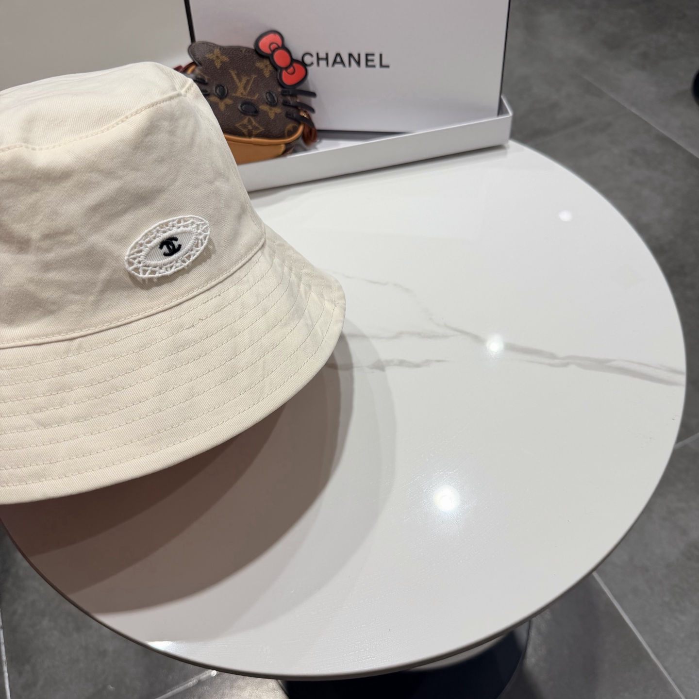 Chanel两面戴时尚格纹渔夫帽女26新款春夏素颜百搭盆帽显白色休闲遮脸帽