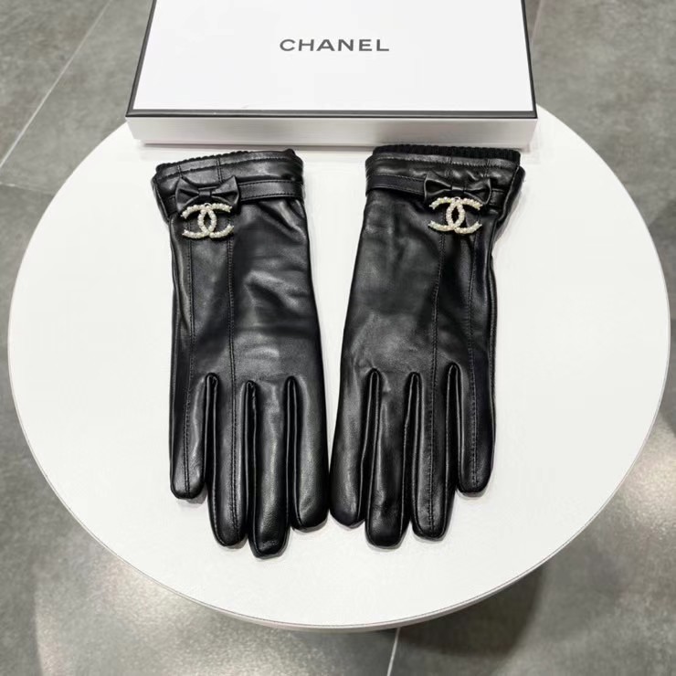 NO:718554,. New exclusive first touch screen gloves Chanel [original quality] official website synchronized with women's new high-end sheepskin gloves, the goddess's first choice. Don't miss it, 100% imported sheepskin, the leather is fine and soft, look for the imported sheepskin, special feel, cashmere lining to keep warm. Goddess Jimei must have top-notch workmanship, no details are spared, genuine open version, counter one to one, with box, size M L gloves, gloves, chanel, chanel, sheepskin, gloves19860909.新款独家首发触屏手套 Chanel香奈儿【原单品质】官网同步女士新款高档羊皮手套女神首选 不可错过百分百选用进口羊皮 皮质细腻柔软 认准进口羊皮特有手感羊绒内里保暖更佳 女神集美们们必备顶级做工任何细节都不放过正品开版 专柜一比一 配盒子 码数Ｍ L手套,手套,chanel,chanel,sheepskin,gloves,accessory