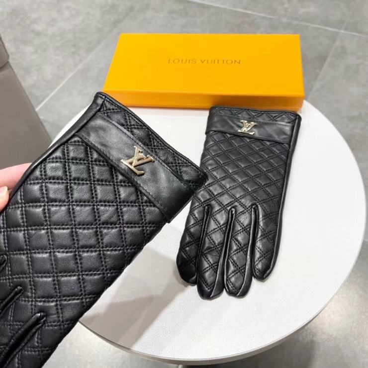 NO:718582,Comes with packaging for men. New exclusive first touch screen gloves. Men's gloves. LV Louis Vuitton men's model. [Original quality] The official website synchronizes men's new high-end sheepskin gloves. Don't miss it. 100% imported sheepskin is used. The leather is fine and soft. Look for the imported sheepskin with a special feel. The cashmere lining is warmer. Original custom hardware. Top-notch workmanship. No detail is spared. Genuine opening size. XL.XXL gloves, gloves, louis vuitton, louis vuitton, sheepskin, gloves.19860909配包装男款 新款独家首发触屏手套 男士手套LV路易威登男款【原单品质】官网同步男士新款高档羊皮手套不可错过百分百选用进口羊皮 皮质细腻柔软 认准进口羊皮特有手感羊绒内里保暖更佳 原版定制五金顶级做工任何细节都不放过正品开版 码数XL.XXL手套,手套,louis vuitton,louis vuitton,sheepskin,gloves,accessory