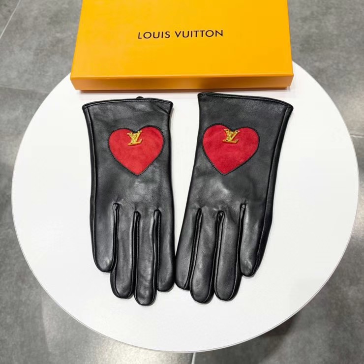 NO:718555,Touch screen women's gloves lv [original order quality] Love-shaped official website synchronizes women's new imported sheepskin gloves, the goddess's first choice. Don't miss 100% imported sheepskin. The leather is fine and soft. Look for the imported sheepskin with a unique feel and cashmere lining to keep warm. Top-notch workmanship. No detail is spared. Genuine version. Counter one to one. Size m l gloves, gloves, louis vuitton, sheepskin, gloves19860909触屏女款手套lv【原单品质】爱心形官网同步女士新款进口羊皮手套女神首选 不可错过百分百选用进口羊皮 皮质细腻柔软 认准进口羊皮特有手感羊绒内里保暖更佳 顶级做工任何细节都不放过正品开版 专柜一比一 码数ｍ l手套,手套,louis vuitton,sheepskin,gloves,accessory