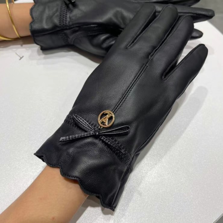 NO:718561,.2025 new exclusive first touch screen women's gloves LV [original order quality] official website synchronized women's new high-end sheepskin gloves, the first choice of goddess Jimei. Don't miss 100% imported sheepskin. The leather is fine and soft. Pay attention to the imported sheepskin with its special feel and cashmere lining to keep warm. Top-notch workmanship. No detail is spared. Genuine version. Counter one to one size M L gloves, gloves, louis vuitton, sheepskin, gloves.19860909.2025新款独家首发触屏女款手套LV【原单品质】官网同步女士新款高档羊皮手套女神集美们首选 不可错过百分百选用进口羊皮 皮质细腻柔软 认准进口羊皮特有手感羊绒内里保暖更佳 顶级做工任何细节都不放过正品开版 专柜一比一 码数Ｍ L手套,手套,louis vuitton,sheepskin,gloves,accessory