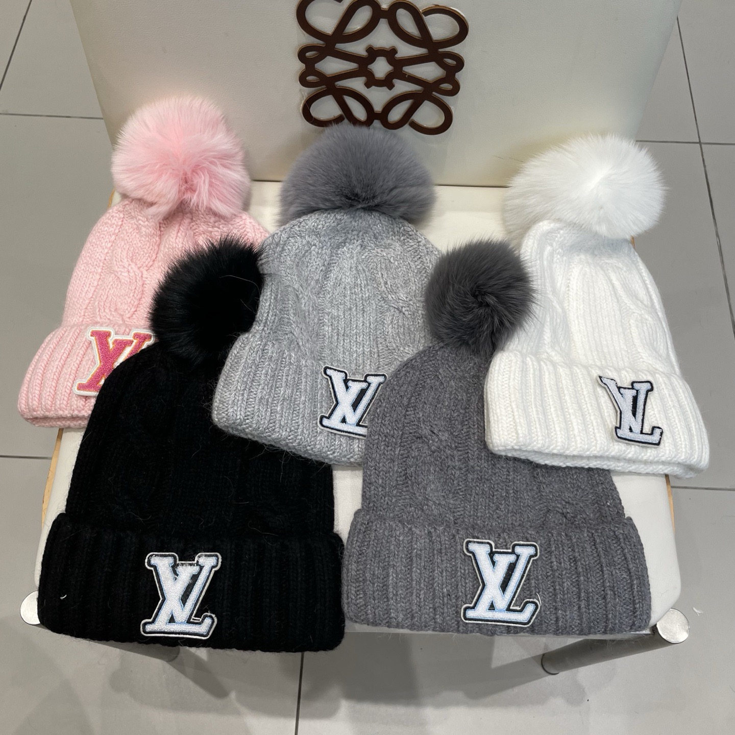 LV毛线帽👍LV针织帽🙆🏻毛线帽🎩配狐狸毛球，跟色球🥰毛茸茸的非常漂亮，毛球可拆卸，两用👍低调奢华，百搭款，[嘿哈]个性