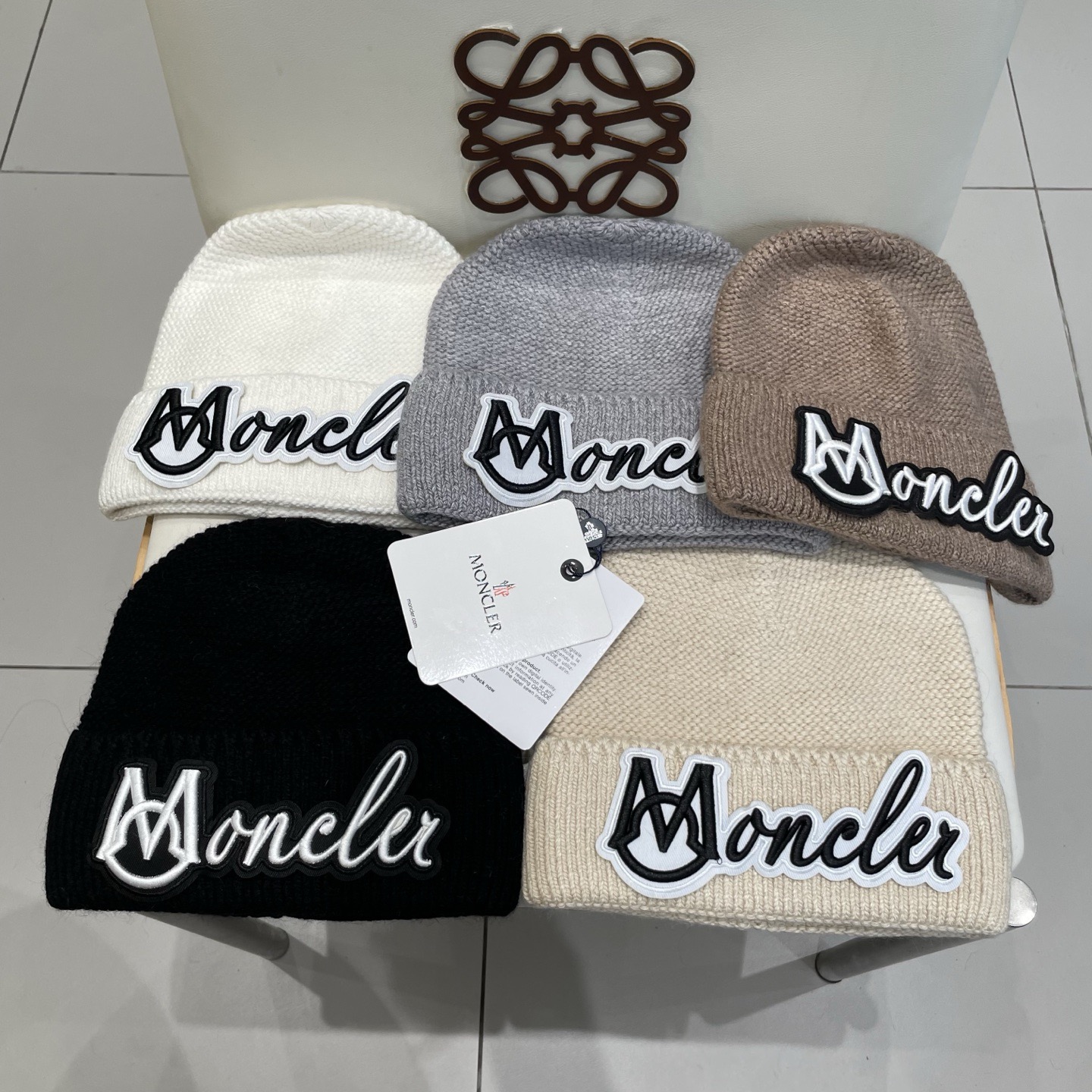 MONCLER蒙口🎩针织毛线帽，附带二维码，好品质高端大气，超柔软！超火爆💖质感很赞，出街超好搭配！时尚潮流！秋冬必备单