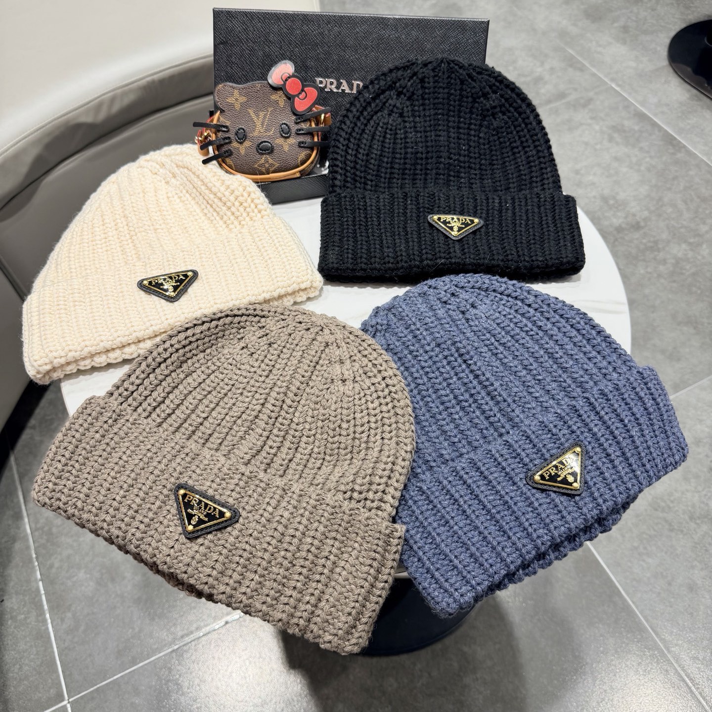 普拉达 Prada 🫓最新三角标 针织帽毛线帽女宽松冷帽，秋冬季保暖加厚 新款护耳针织帽