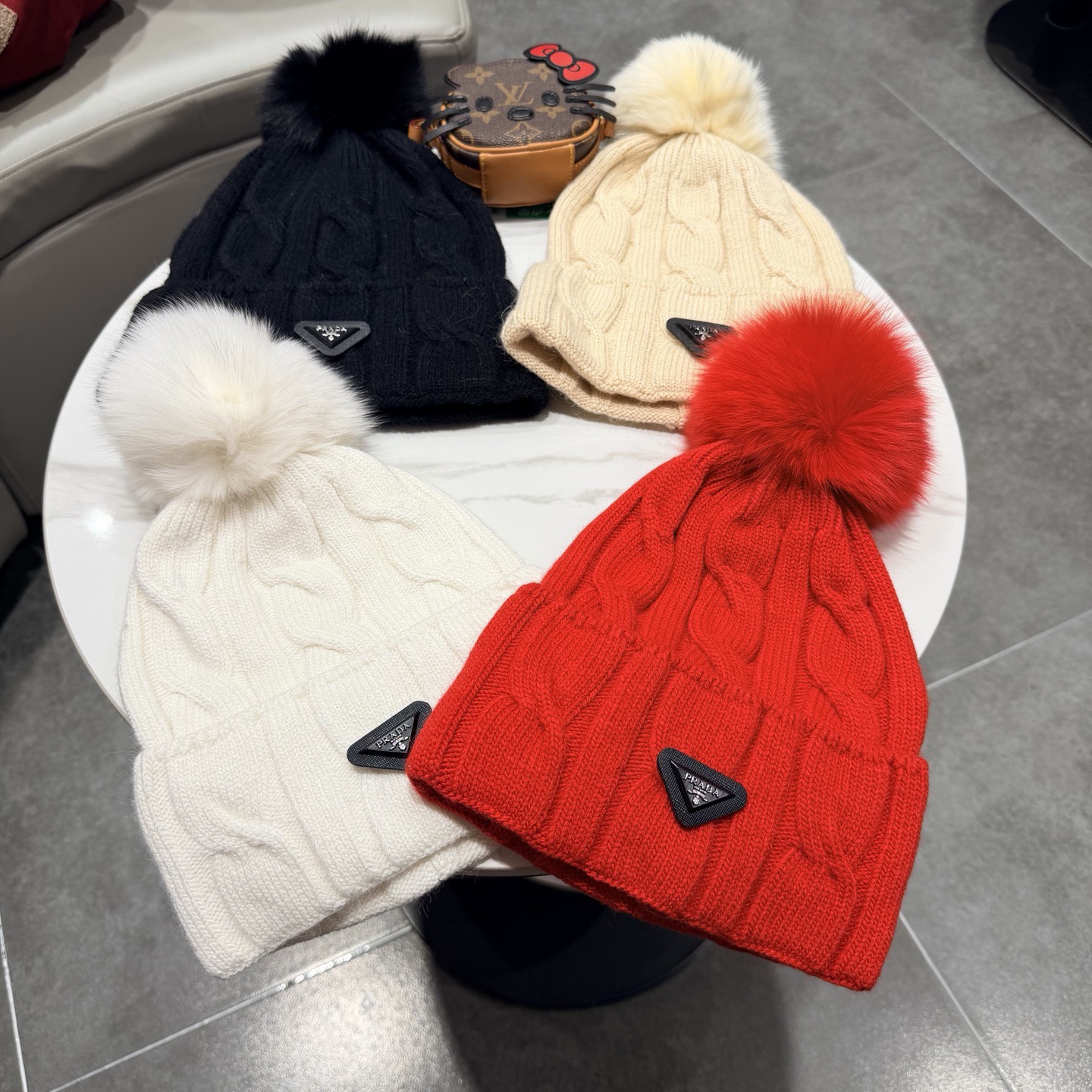 🧢普拉达PRADA👒 秋冬30%羊毛+70%兔毛新款配狐狸毛球专柜针织毛线帽，超火爆💖质感一流，出街超好搭配！减龄神器