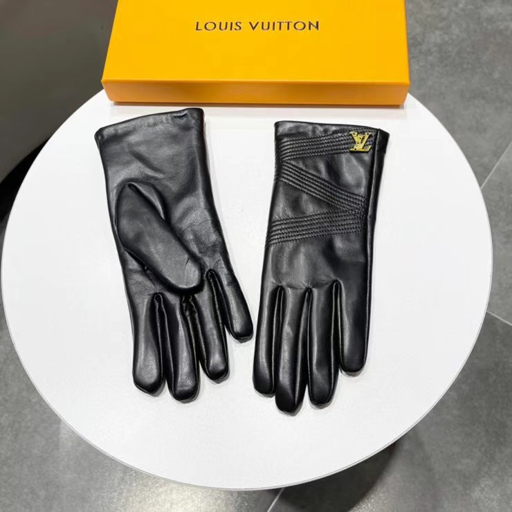 NO:718572,The new exclusive first touch screen women's gloves LV [original order quality] The official website synchronizes the new imported sheepskin gloves for women, the goddess's first choice. Don't miss 100% imported sheepskin. The leather is fine and soft. Look for the imported sheepskin with a special feel and cashmere lining to keep warm. Top-notch workmanship. No detail is spared. Authentic open version. Counter one to one size M L gloves, gloves, louis vuitton, sheepskin, gloves19860909新款独家首发触屏女款手套LV【原单品质】官网同步女士新款进口羊皮手套女神首选 不可错过百分百选用进口羊皮 皮质细腻柔软 认准进口羊皮特有手感羊绒内里保暖更佳 顶级做工任何细节都不放过正品开版 专柜一比一 码数Ｍ L手套,手套,louis vuitton,sheepskin,gloves,accessory