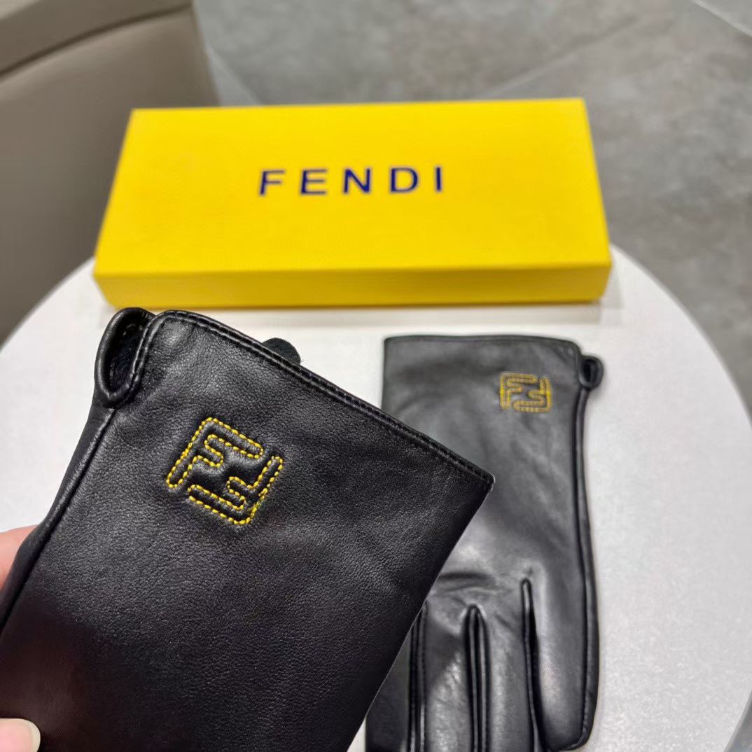 NO:718581,New and exclusive debut touch-screen women's gloves Fendi FEND original order quality】Official website syncs with women's new high-end sheepskin gloves, the first choice of goddess Jimei. Don't miss 100% imported sheepskin. The leather is fine and soft. Pay attention to the imported sheepskin with its unique feel. The cashmere lining is warmer. Top-notch workmanship. No detail is spared. Authentic version. Counter one-to-one size M L gloves, gloves, fendi, fendi, sheepskin, gloves19860909新款独家首发触屏女款手套芬迪FEND 原单品质】官网同步女士新款高档羊皮手套女神集美们首选 不可错过百分百选用进口羊皮 皮质细腻柔软 认准进口羊皮特有手感羊绒内里保暖更佳 顶级做工任何细节都不放过正品开版 专柜一比一码数M L 手套,手套,fendi,fendi,sheepskin,gloves,accessory