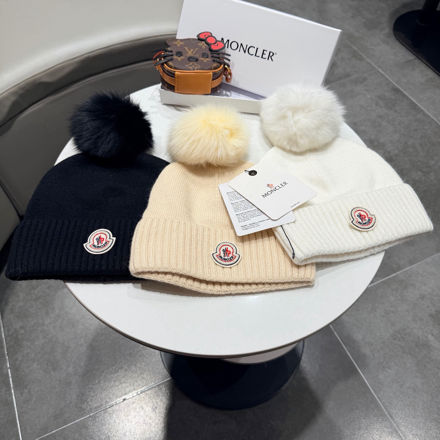 Moncler 蒙口套装秋冬款翻边羊毛针织毛线帽 高品质定制！这款必定是极简主义的最爱 干净，利索，时尚百搭，绝对不挑脸