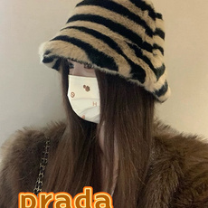 普拉达Prada撞色斑马条纹毛绒保暖百搭显瘦渔夫帽子女冬皮毛一体休闲平顶盆帽 普拉达Prada撞色斑马条纹毛绒保暖百搭显瘦渔夫帽子女冬皮毛一体休闲平顶盆帽