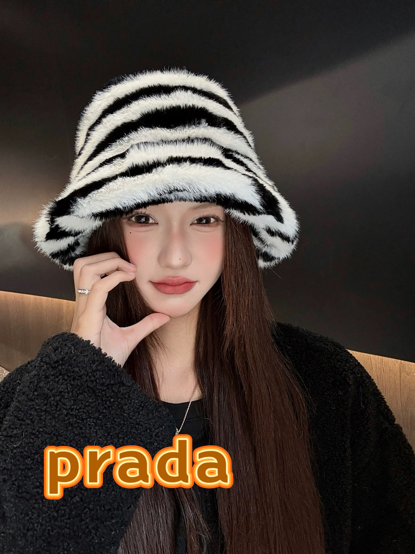 普拉达Prada撞色斑马条纹毛绒保暖百搭显瘦渔夫帽子女冬皮毛一体休闲平顶盆帽