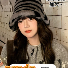 普拉达Prada撞色斑马条纹毛绒保暖百搭显瘦渔夫帽子女冬皮毛一体休闲平顶盆帽 普拉达Prada撞色斑马条纹毛绒保暖百搭显瘦渔夫帽子女冬皮毛一体休闲平顶盆帽