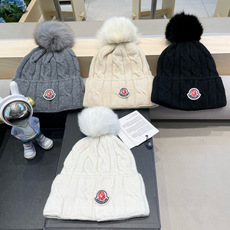蒙口MONCLER高品质狐狸毛球针织兔羊毛毛线帽 超经典不过时的一款秋冬冷帽🥶 懂货的小姐姐必入款,帽型质量市场都有超多 蒙口MONCLER高品质狐狸毛球针织兔羊毛毛线帽 超经典不过时的一款秋冬冷帽🥶 懂货的小姐姐必入款,帽型质量市场都有超多