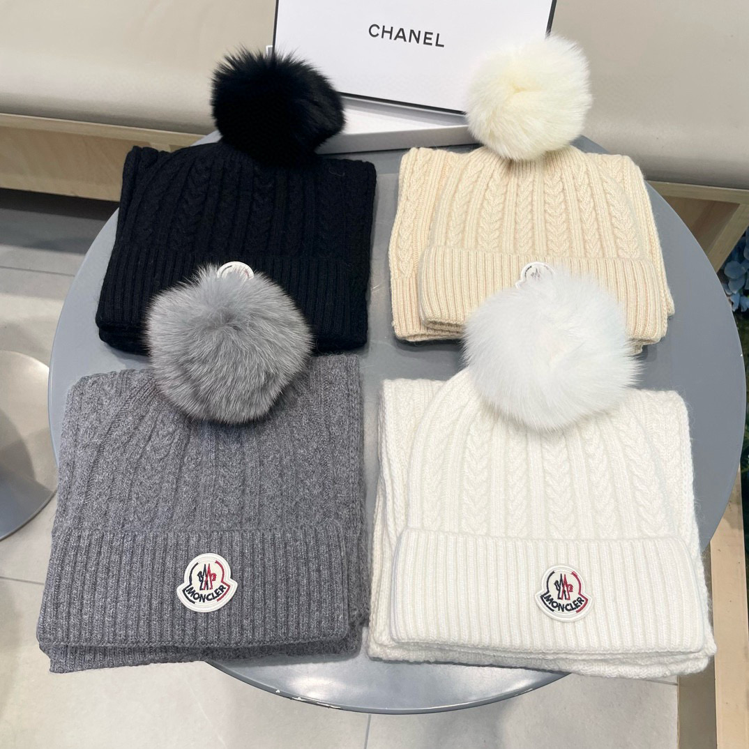蒙口MONCLER 经典套装帽子！帽子➕围巾！配狐狸毛球羊绒兔绒品质！暖暖哒超级舒服～冬日小姐姐减龄神器哦～这个冬天你就