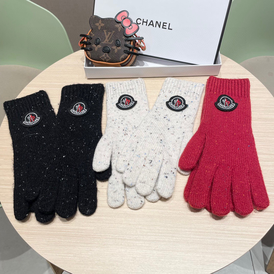 P115 蒙口秋冬羊毛针织手套🧤糖果纯色系列今年秋冬大火🔥 每色都超好看 搭配羊绒大衣绝美 立体版型剪裁 线条流畅 佩戴舒适 露指设计更加方便 贴合手
​