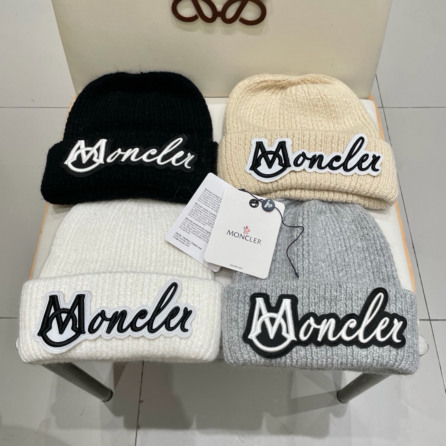 MONCLER蒙口🎩%70羊毛+%30兔毛针织毛线帽 可隨意搭配，好品质高端大气，超柔软！超火爆💖质感很赞，出街超好搭配