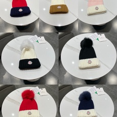 蒙口MONCLER高品质狐狸毛球针织兔羊毛毛线帽 超经典不过时的一款秋冬冷帽🥶 懂货的小姐姐必入款,帽型质量市场都有超多 蒙口MONCLER高品质狐狸毛球针织兔羊毛毛线帽 超经典不过时的一款秋冬冷帽🥶 懂货的小姐姐必入款,帽型质量市场都有超多