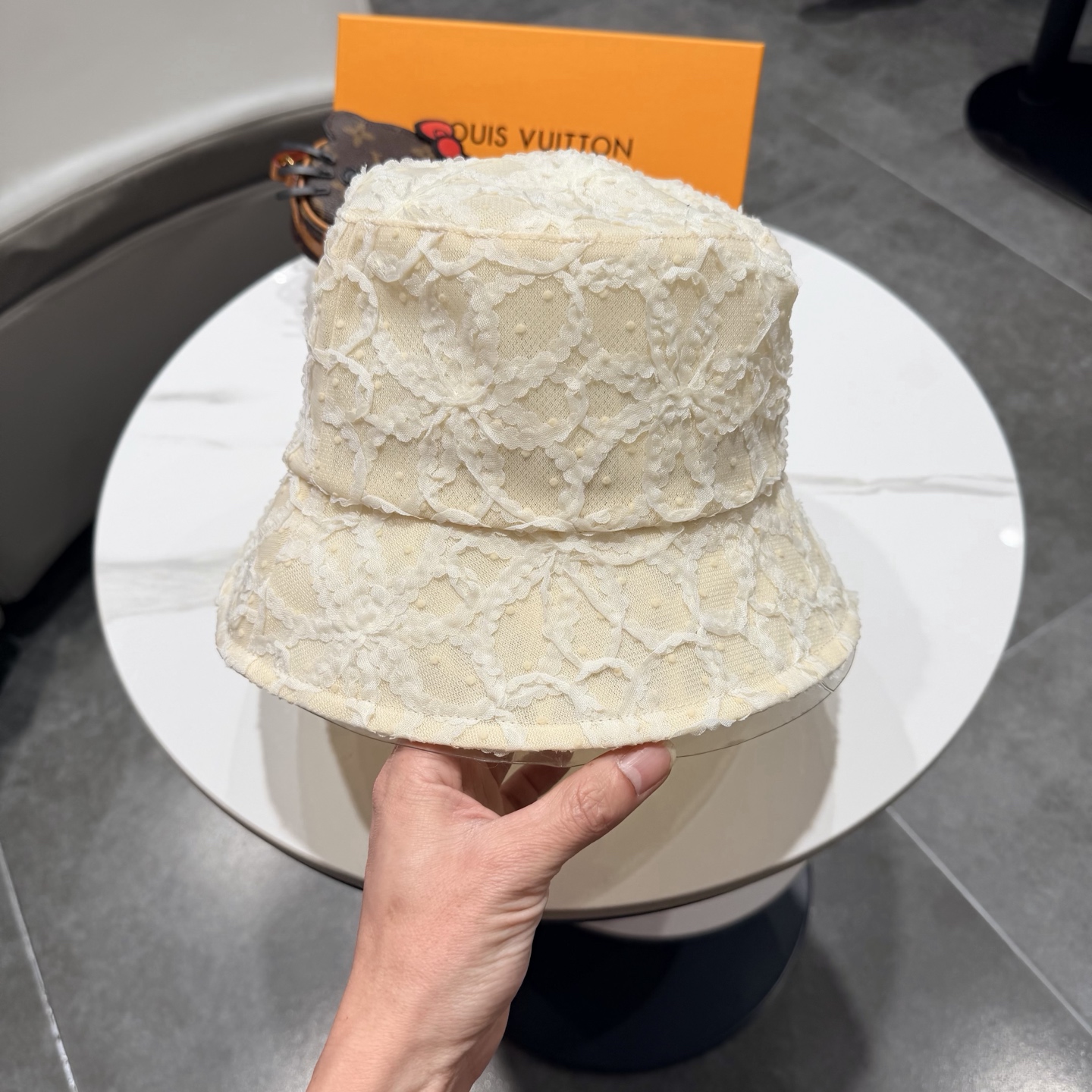Lv路易威登新款蕾丝盆帽春夏女花朵刺绣渔夫帽显脸小欧根纱仙女