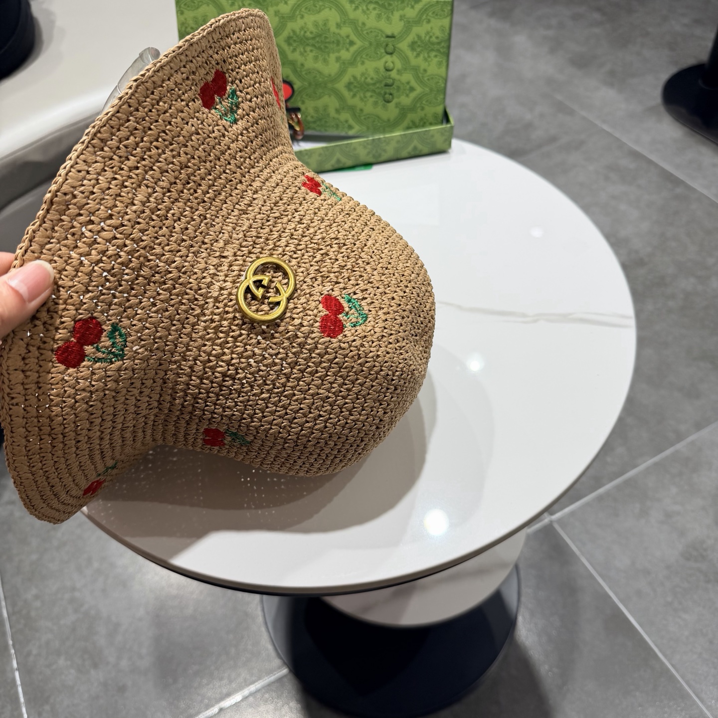 Gucci古奇春夏新款草莓拉菲草手工渔夫帽编织度假风帽子2026新款防晒太阳帽