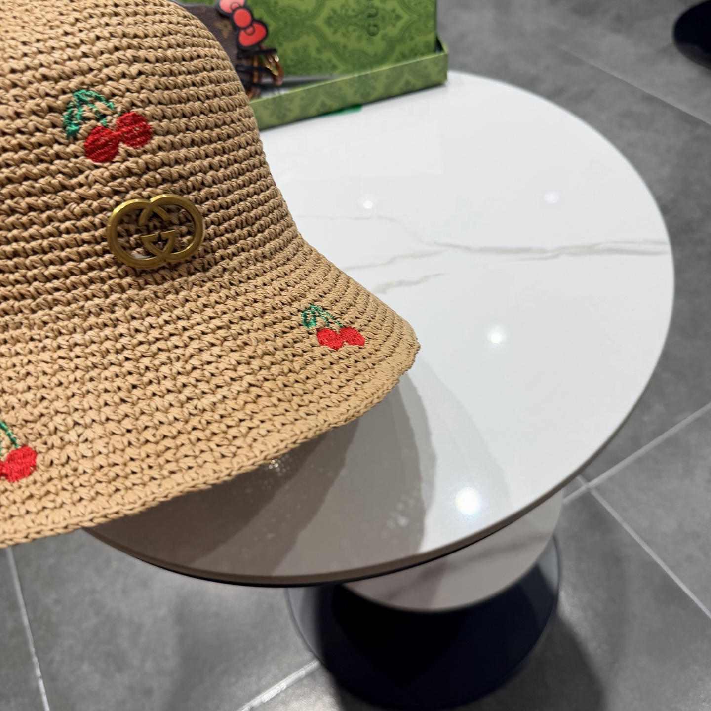 Gucci古奇春夏新款草莓拉菲草手工渔夫帽编织度假风帽子2026新款防晒太阳帽