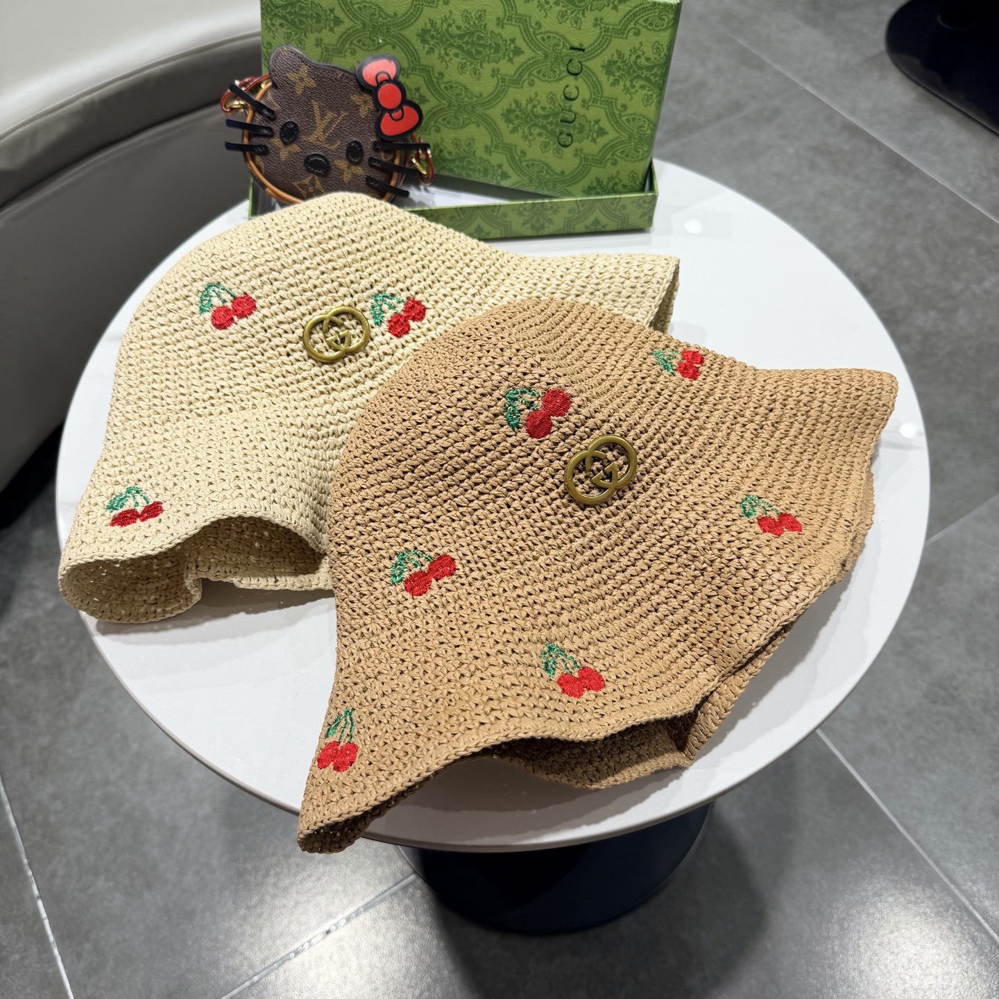 Gucci古奇春夏新款草莓拉菲草手工渔夫帽编织度假风帽子2026新款防晒太阳帽