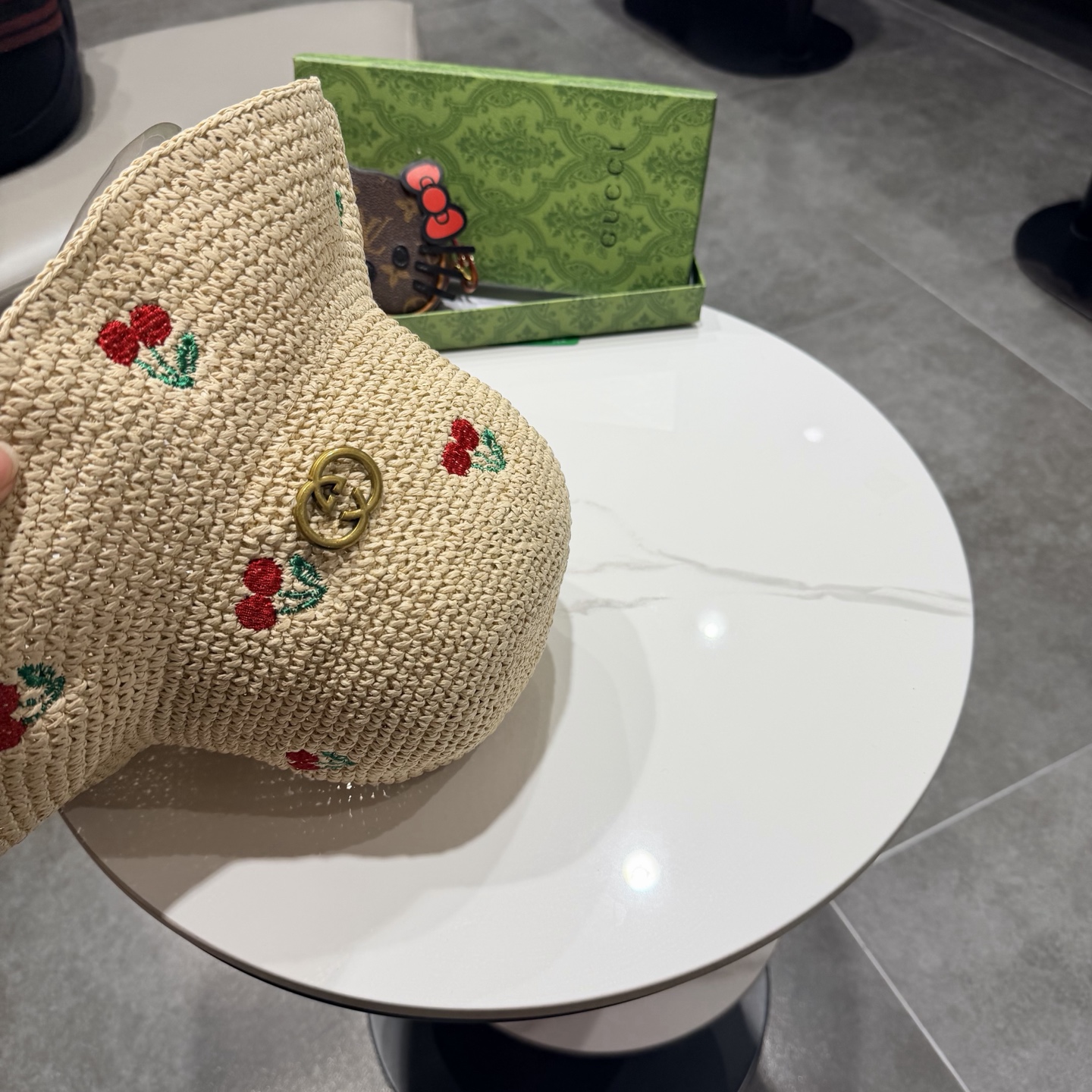 Gucci古奇春夏新款草莓拉菲草手工渔夫帽编织度假风帽子2026新款防晒太阳帽