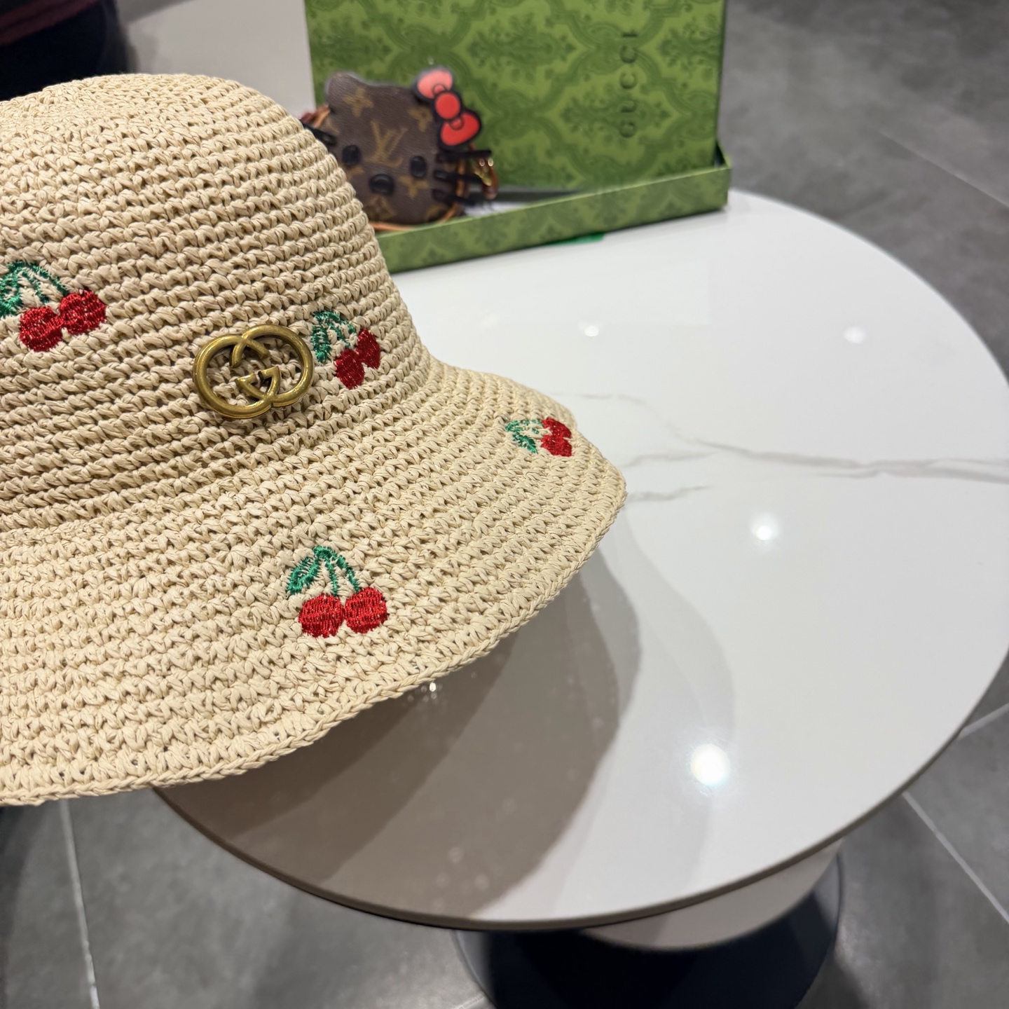 Gucci古奇春夏新款草莓拉菲草手工渔夫帽编织度假风帽子2026新款防晒太阳帽