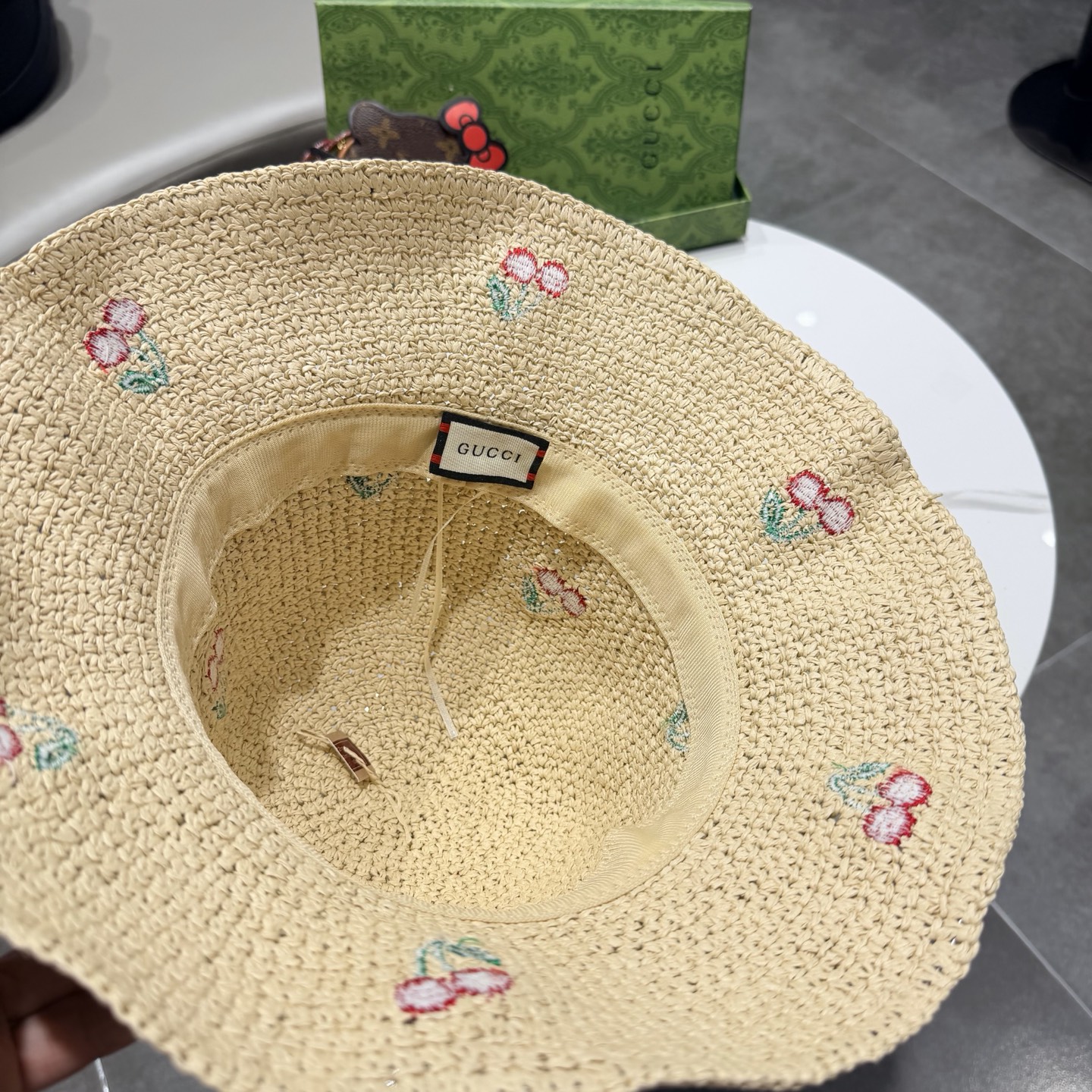 Gucci古奇春夏新款草莓拉菲草手工渔夫帽编织度假风帽子2026新款防晒太阳帽