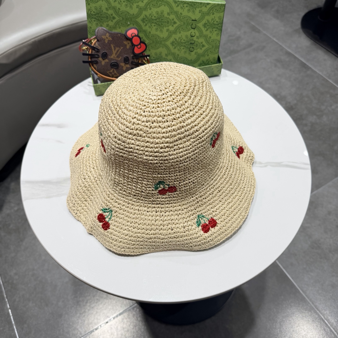 Gucci古奇春夏新款草莓拉菲草手工渔夫帽编织度假风帽子2026新款防晒太阳帽