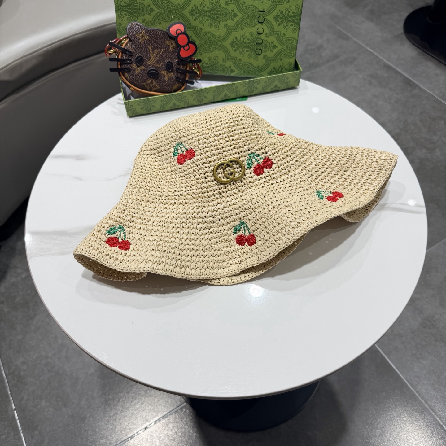 Gucci古奇春夏新款草莓拉菲草手工渔夫帽编织度假风帽子2026新款防晒太阳帽