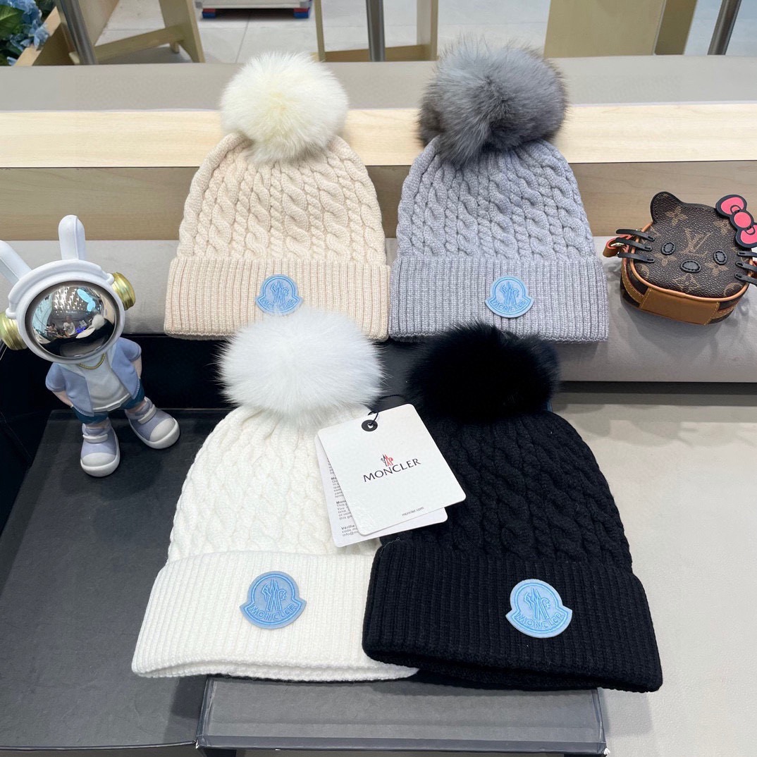 蒙口moncler 带球针织毛线帽！小姐姐的冬日最爱～随便搭配什么衣服都好看！又减龄又显可爱的一款～颜色很多，随心百搭～