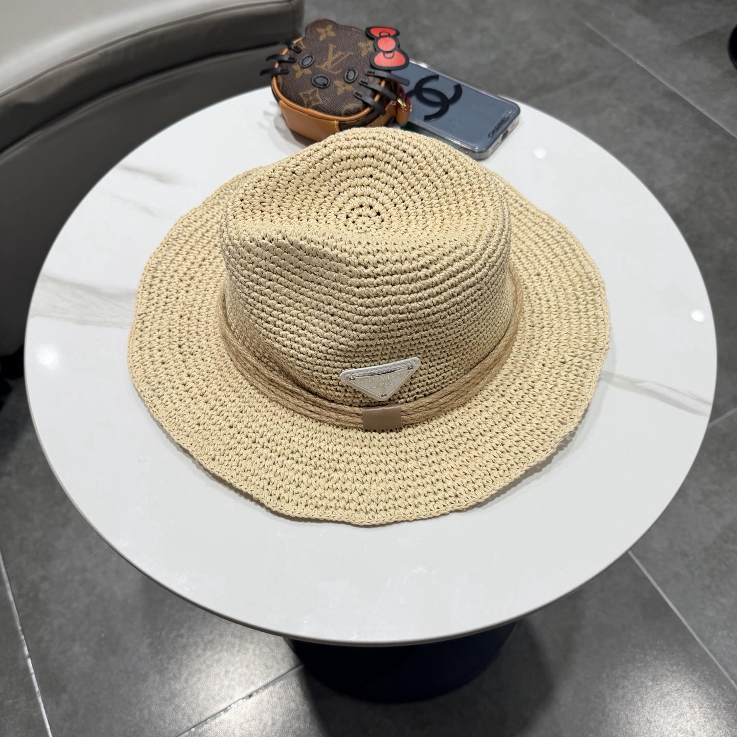 Prada普拉达2026 春夏新款法式平顶草大檐草帽遮阳防晒平檐礼帽。