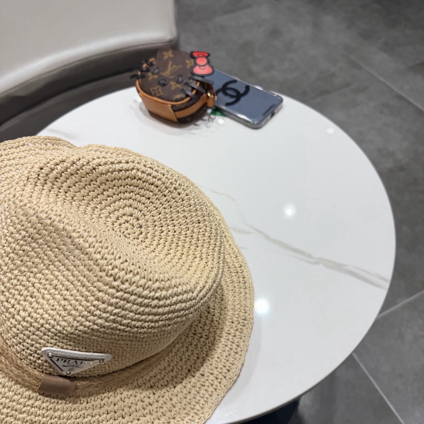 Prada普拉达2026 春夏新款法式平顶草大檐草帽遮阳防晒平檐礼帽。