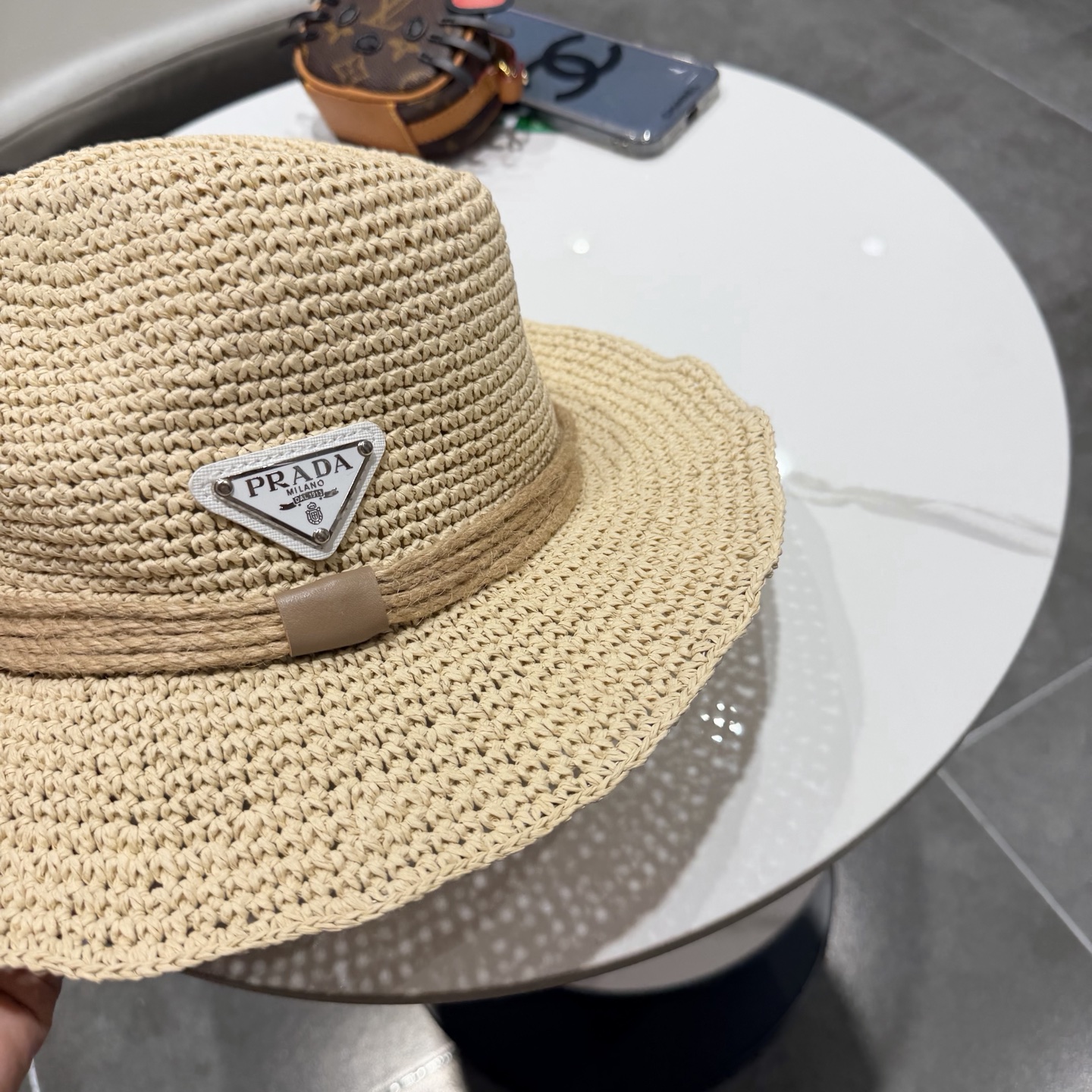 Prada普拉达2026 春夏新款法式平顶草大檐草帽遮阳防晒平檐礼帽。