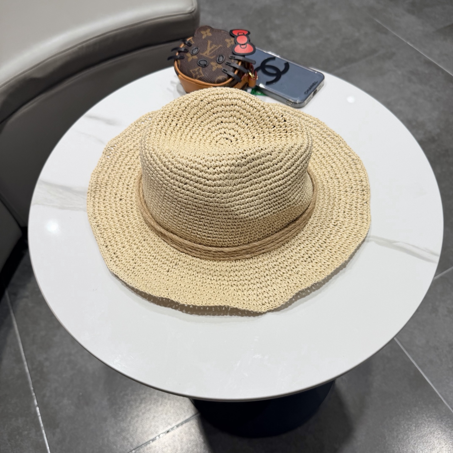 Prada普拉达2026 春夏新款法式平顶草大檐草帽遮阳防晒平檐礼帽。