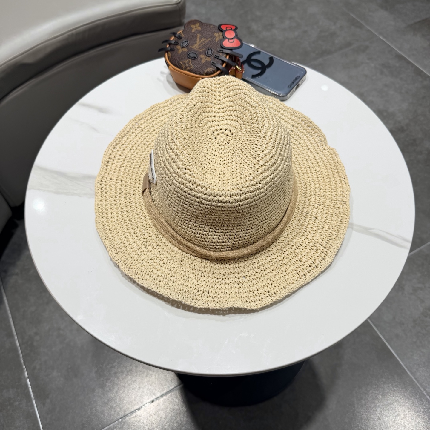 Prada普拉达2026 春夏新款法式平顶草大檐草帽遮阳防晒平檐礼帽。