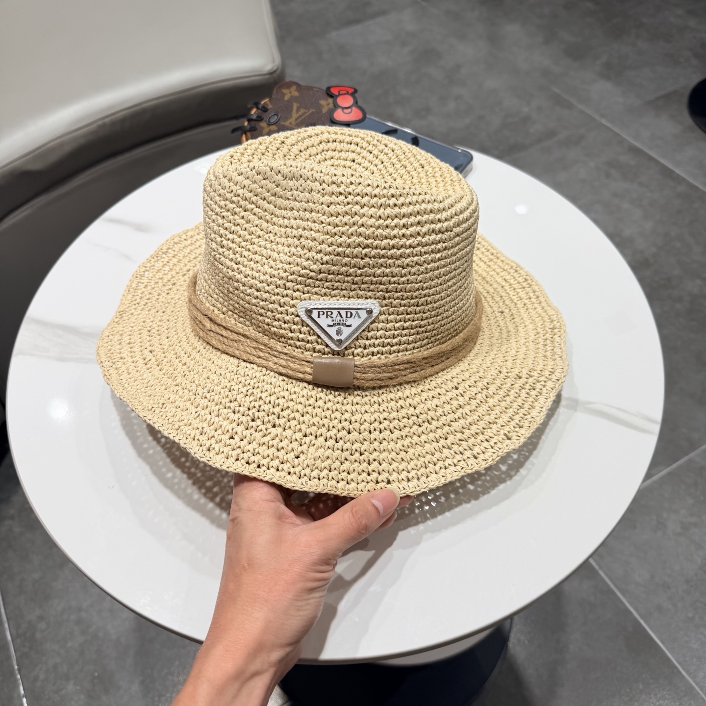 Prada普拉达2026 春夏新款法式平顶草大檐草帽遮阳防晒平檐礼帽。