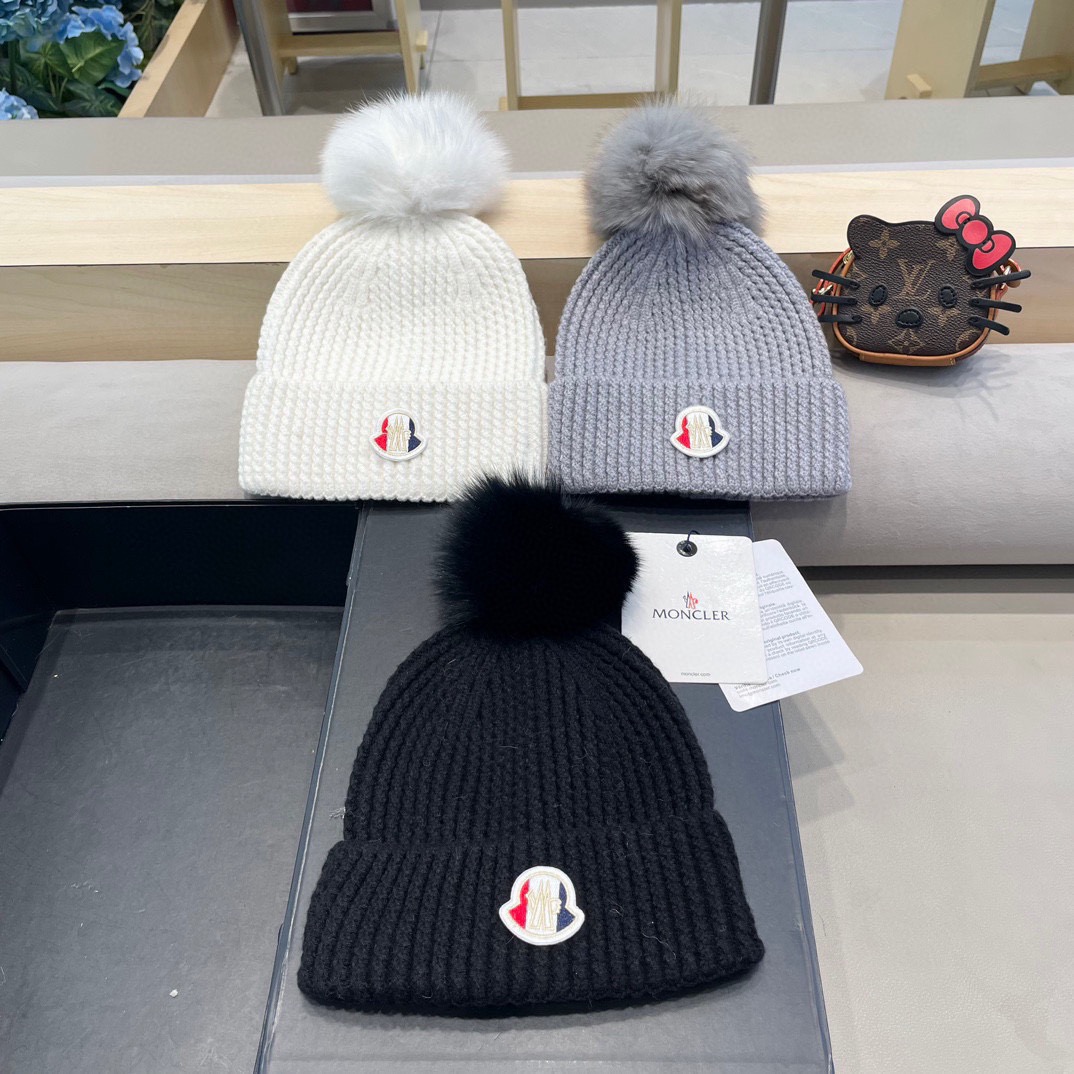 Moncler蒙口兔毛羊毛针织厚翻边毛线帽 年末重磅高颜值仙女针织帽，超仙的安哥拉兔羊毛， 色系很甜美，巨百搭，不挑头型