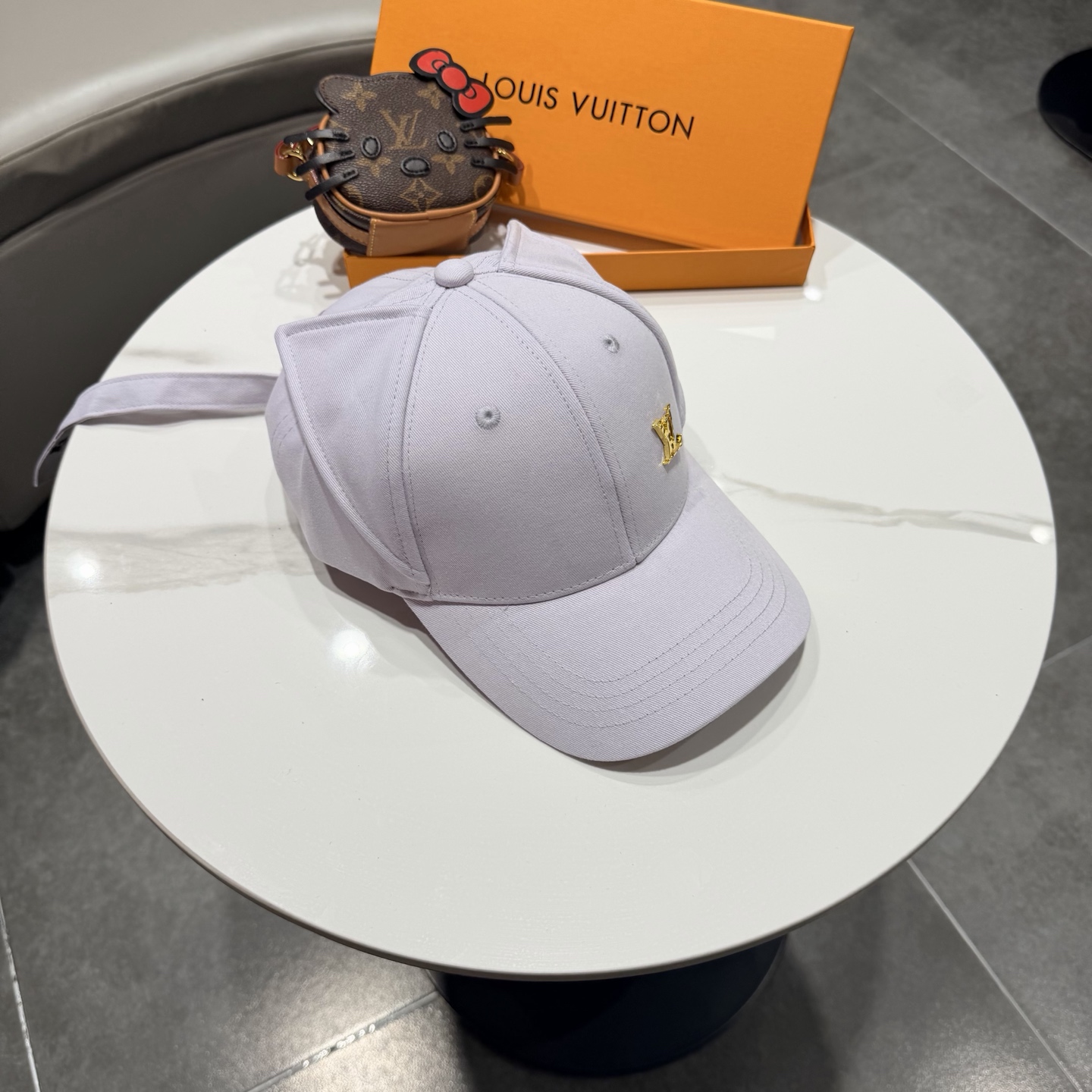 。lv路易威登新款简约五金logo棒球帽，新款出货，大牌款超好搭配，赶紧入手！3色