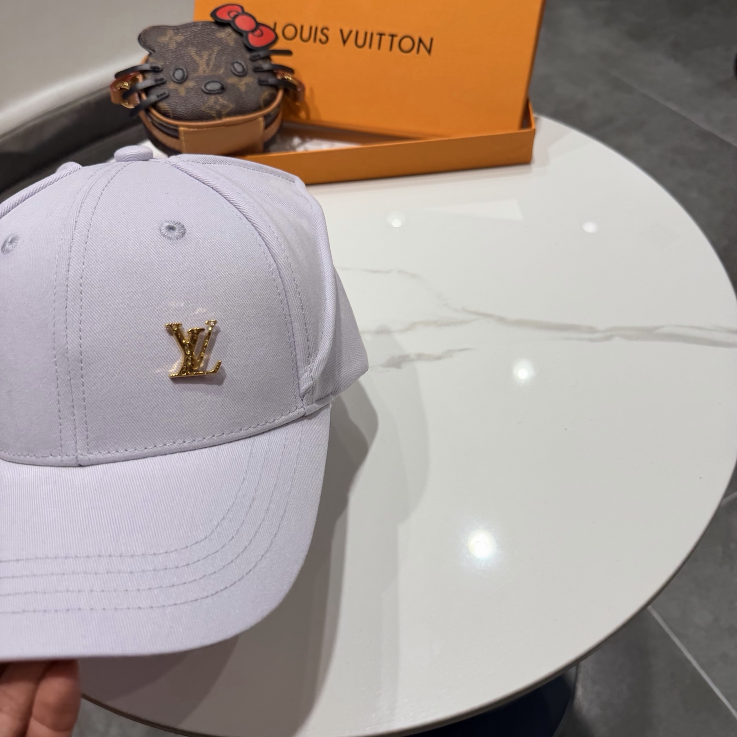 。lv路易威登新款简约五金logo棒球帽，新款出货，大牌款超好搭配，赶紧入手！3色