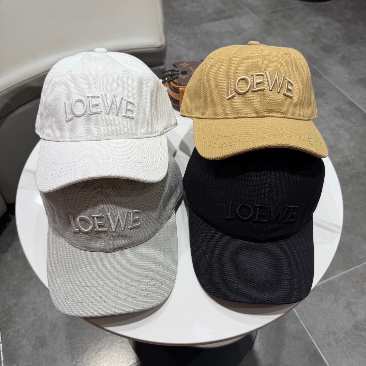 👒罗意威👒LOEWE官网新款原版原标设计棒球帽🧢质感超好，外部线条定位标准，做工精细，简约大气低价走量！