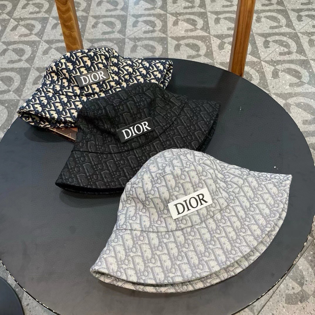 DIOR迪奥 🧢官网同步新款发布 D家渔夫帽，整个帽子质感超级好，上头效果很nice，萝莉御姐都可出众，