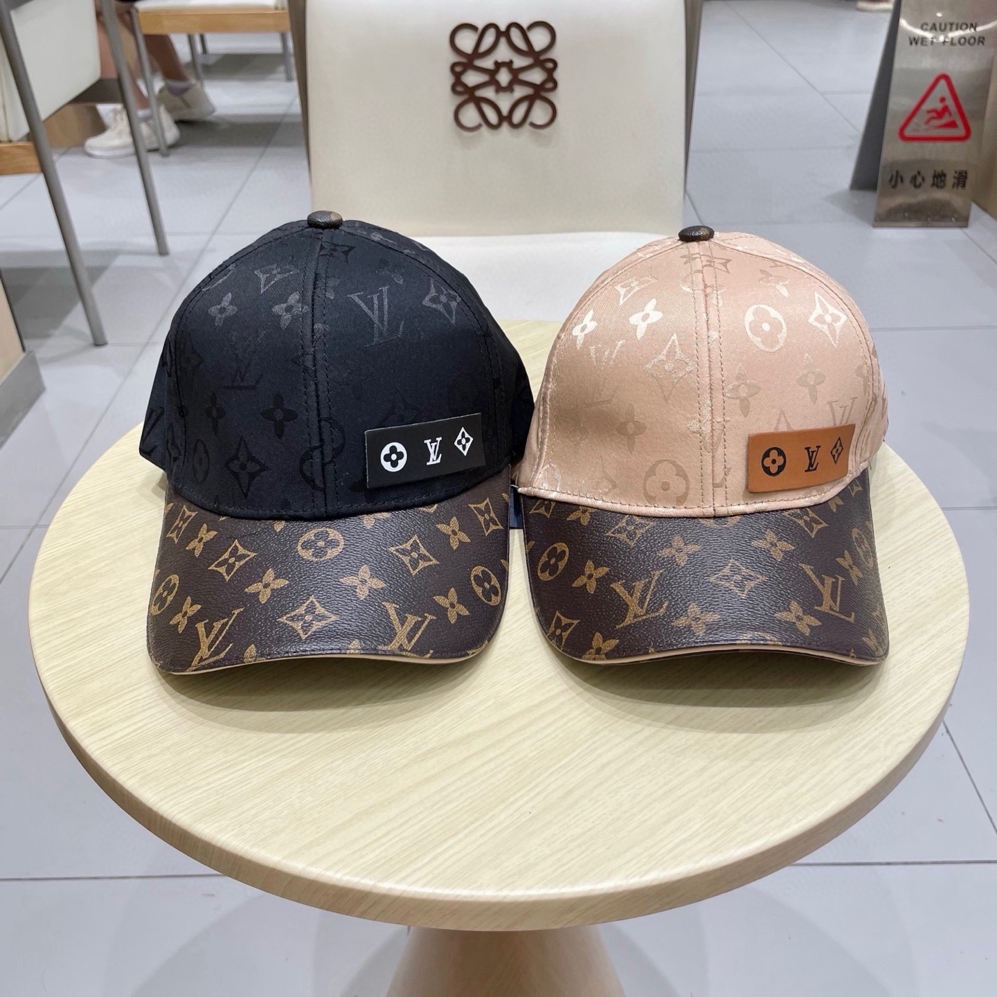 路易威登棒球帽LouisVuitton👒😍新款LV棒球帽，重工打造♥高端大气，百搭款🤗男女通用！