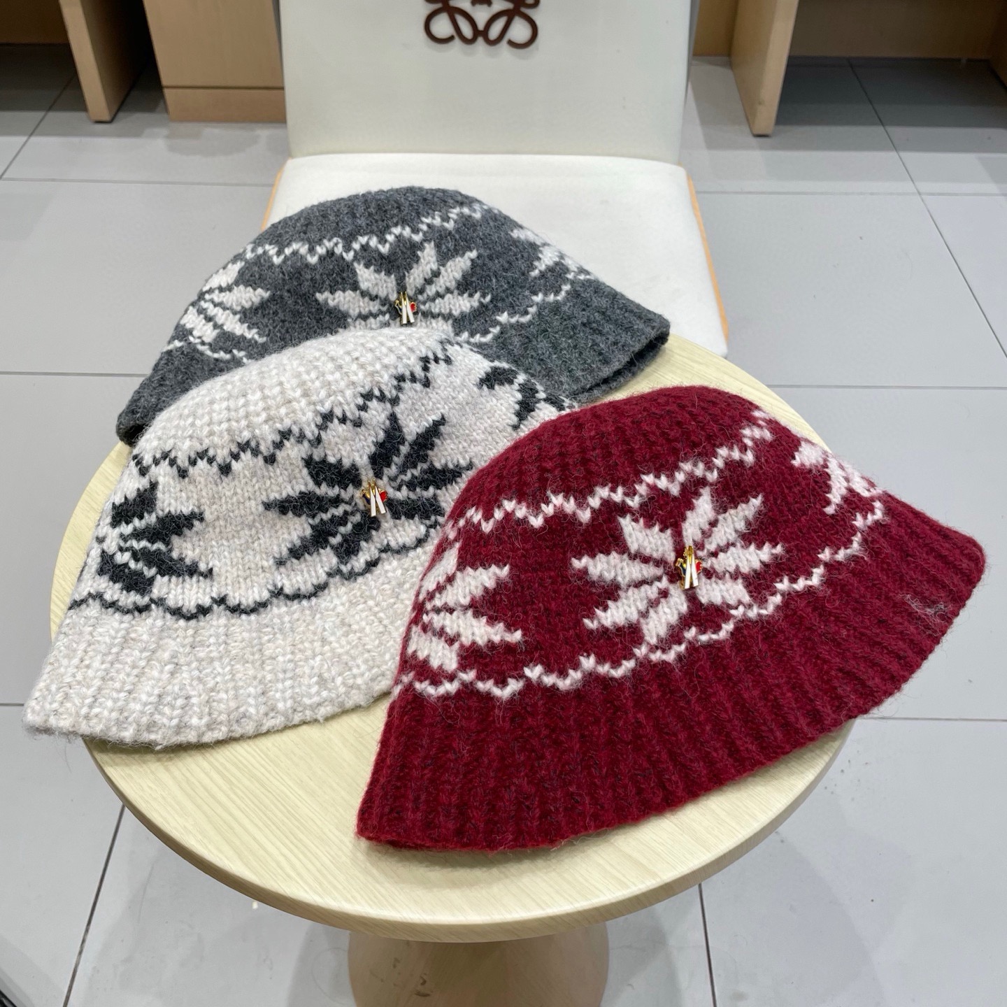 蒙口Moncler盟可睐新款菱形针织水桶帽子女秋冬羊毛混纺渔夫帽保暖护耳毛线帽女