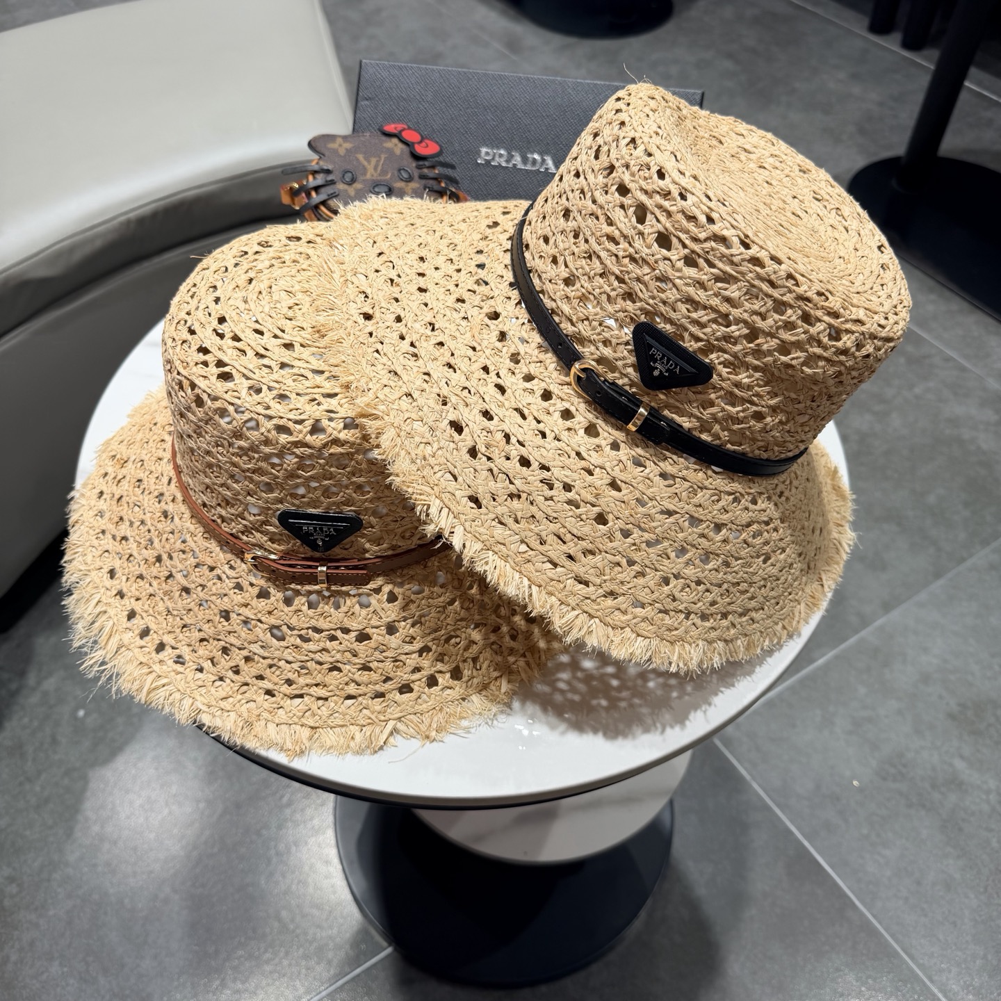 PRADA普拉达2026夏新款拉菲草法式平顶遮阳帽沙滩帽镂空太阳帽大牌感防晒帽