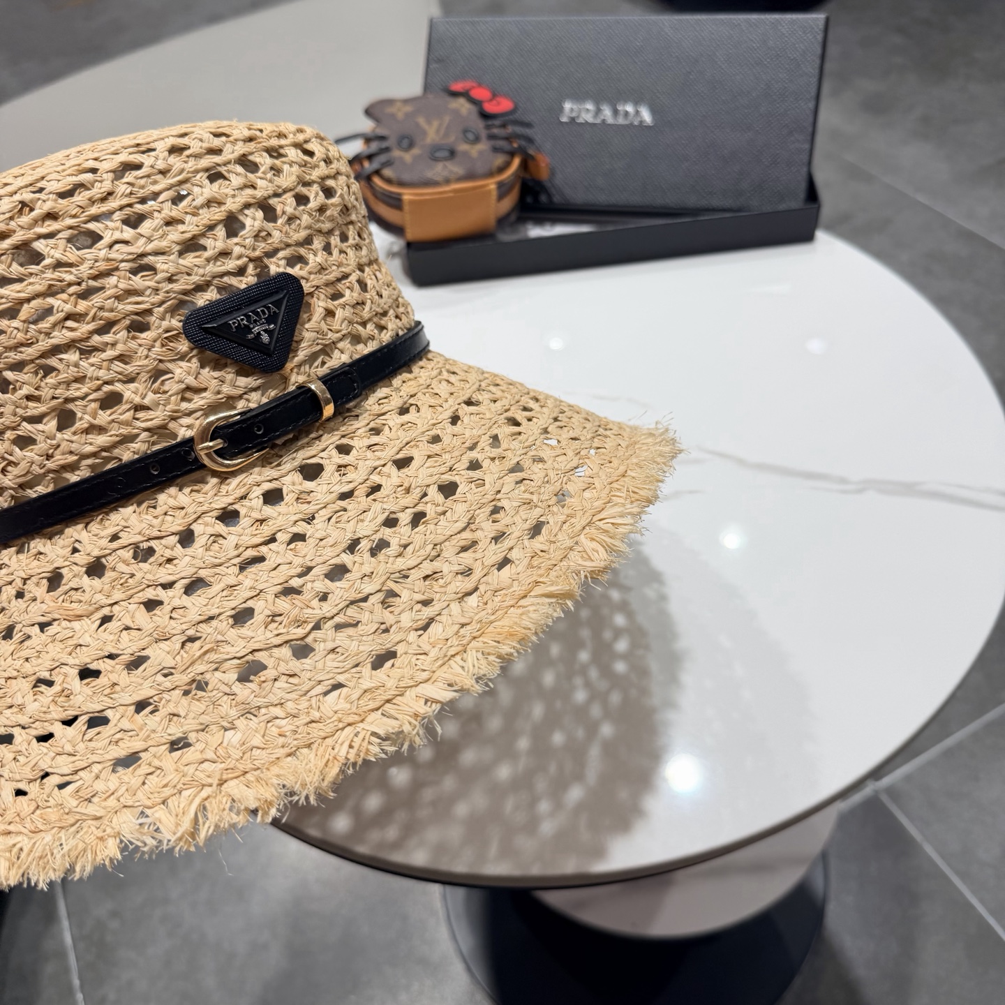 PRADA普拉达2026夏新款拉菲草法式平顶遮阳帽沙滩帽镂空太阳帽大牌感防晒帽