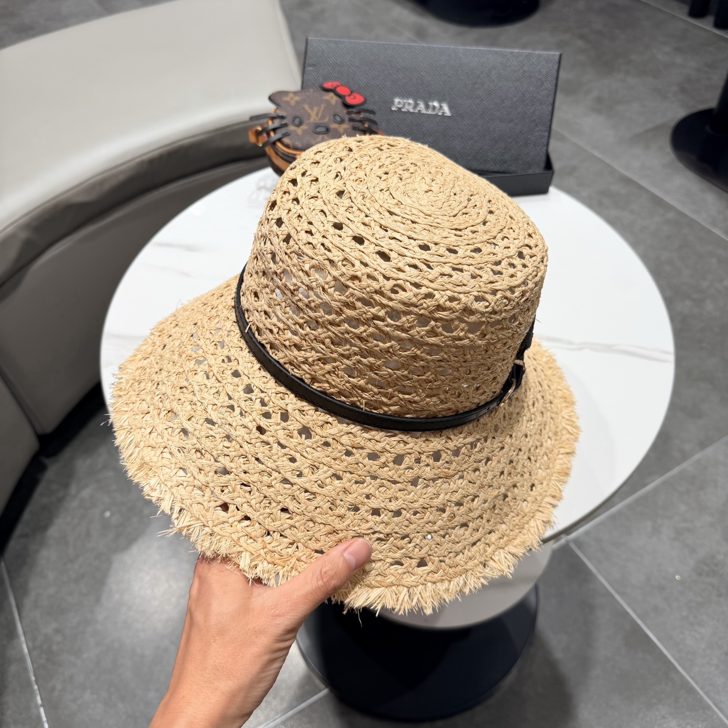 PRADA普拉达2026夏新款拉菲草法式平顶遮阳帽沙滩帽镂空太阳帽大牌感防晒帽