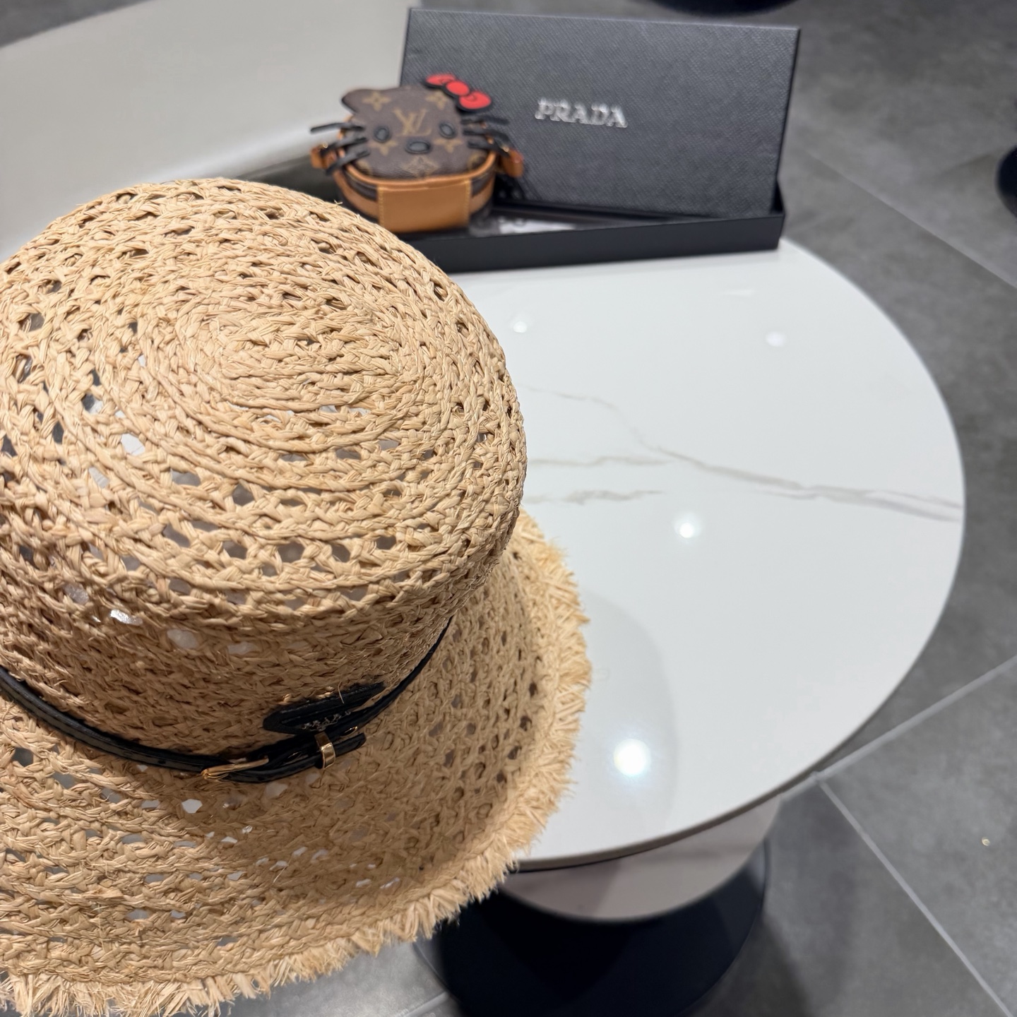 PRADA普拉达2026夏新款拉菲草法式平顶遮阳帽沙滩帽镂空太阳帽大牌感防晒帽