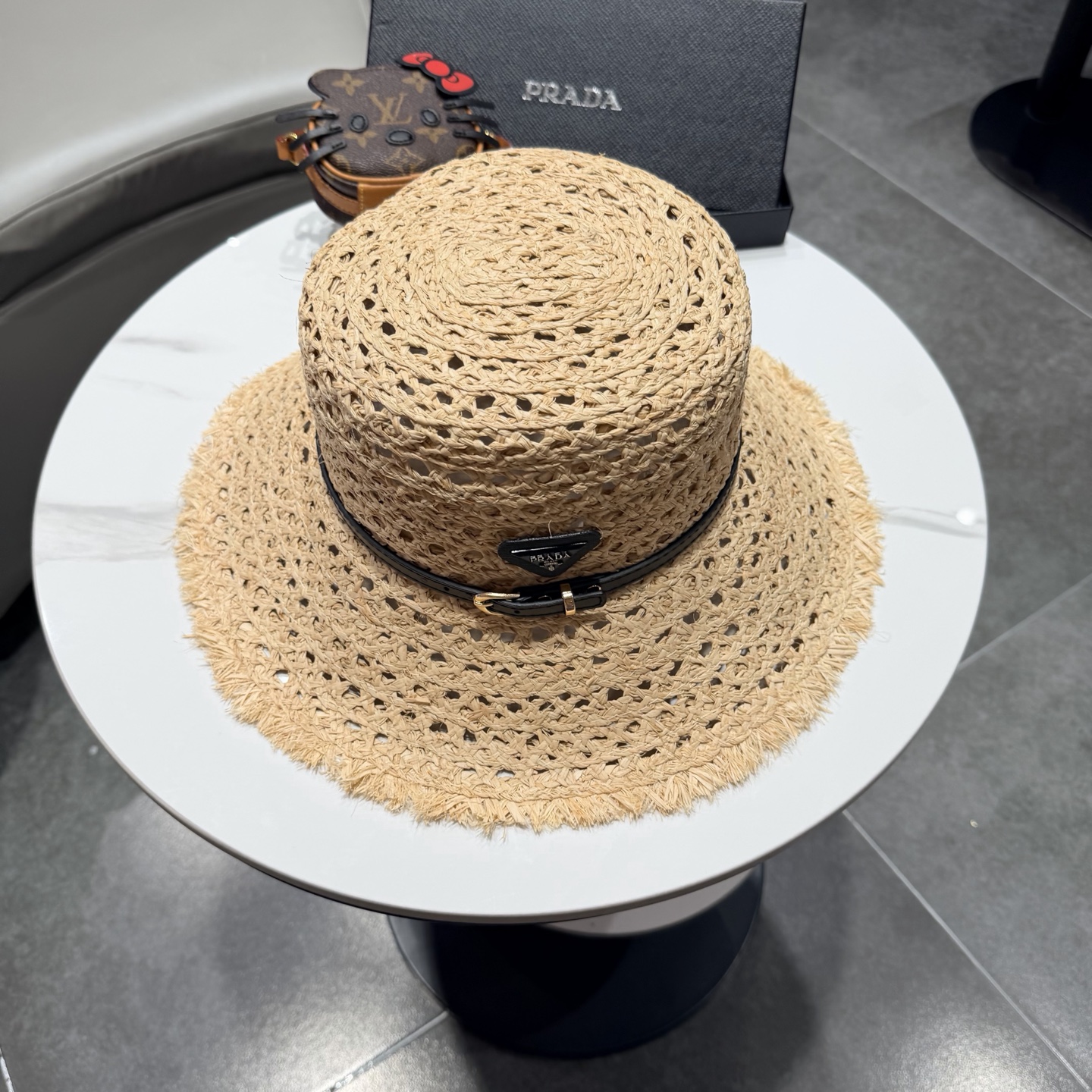 PRADA普拉达2026夏新款拉菲草法式平顶遮阳帽沙滩帽镂空太阳帽大牌感防晒帽