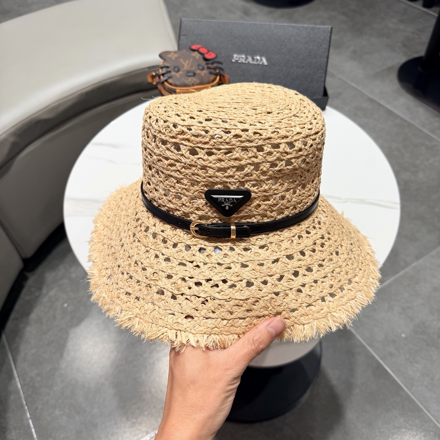 PRADA普拉达2026夏新款拉菲草法式平顶遮阳帽沙滩帽镂空太阳帽大牌感防晒帽